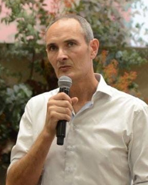 Charles Bourinet, micro à la main, lors d'une intervention